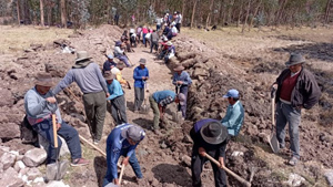 Comunidad de Maucallacta beim Bau der Qocha (Oktober 2022)